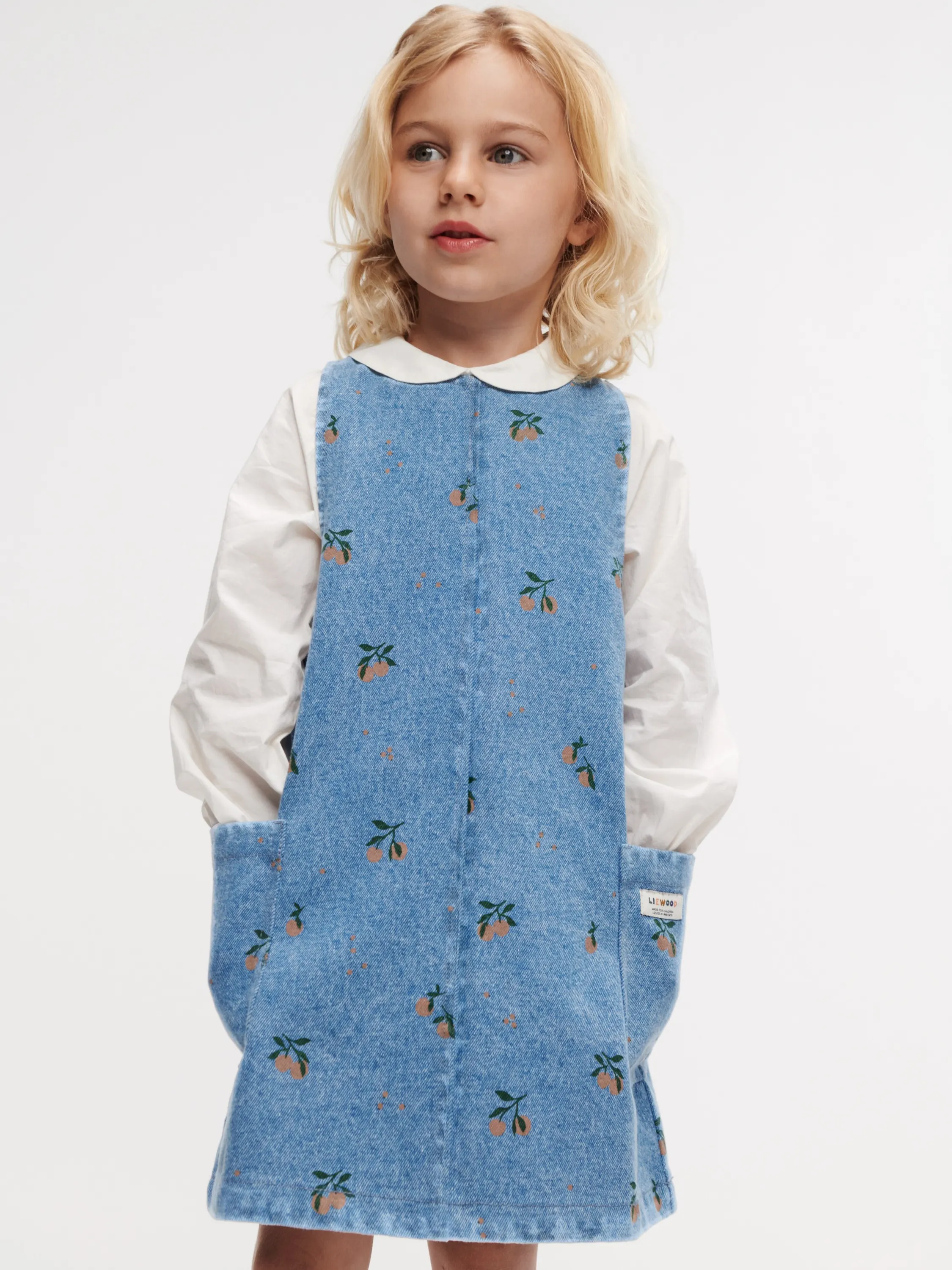 Liewood - sukienka jeansowa z nadrukiem Angelica light blue denim peach