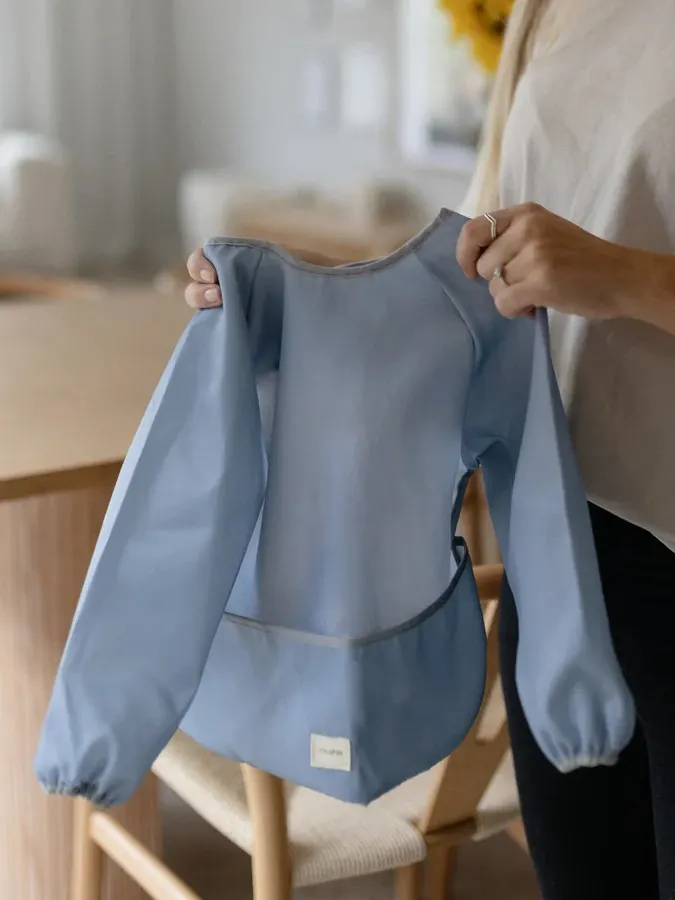 Mushie - śliniak wodoodporny z długim rękawem i kieszonką Tradewinds