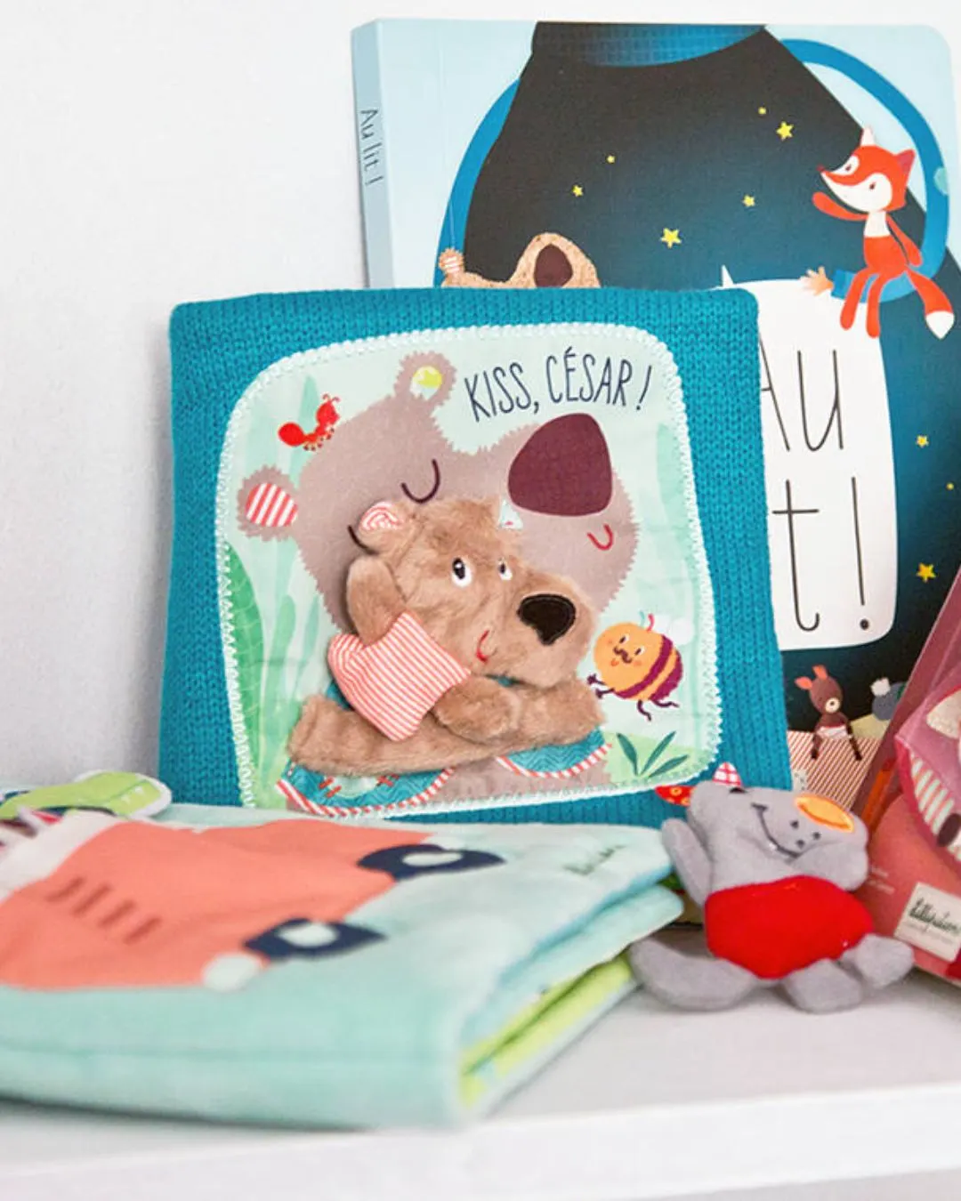 Lilliputiens - książeczka aktywizująca z pacynką na paluszek Buziaki dla Cezara Niedźwiadek Cesar