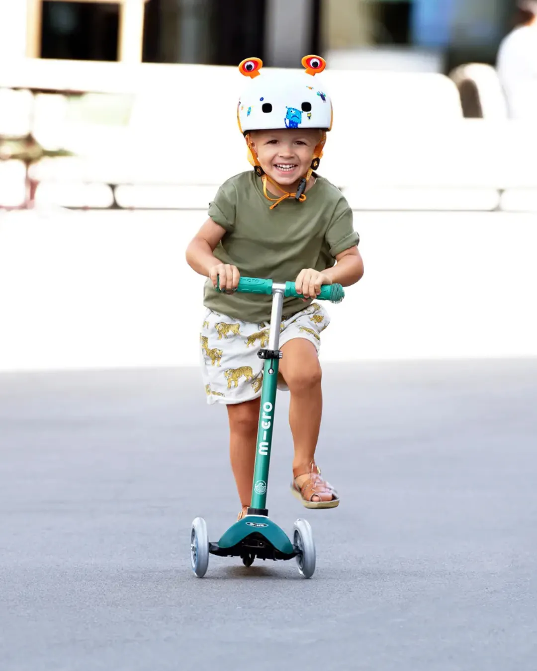 Micro - hulajnoga ze świecącymi kołami Mini Micro Deluxe Eco LED Mint Micro - hulajnoga ze świecącymi kołami Mini Micro Deluxe Eco LED Mint