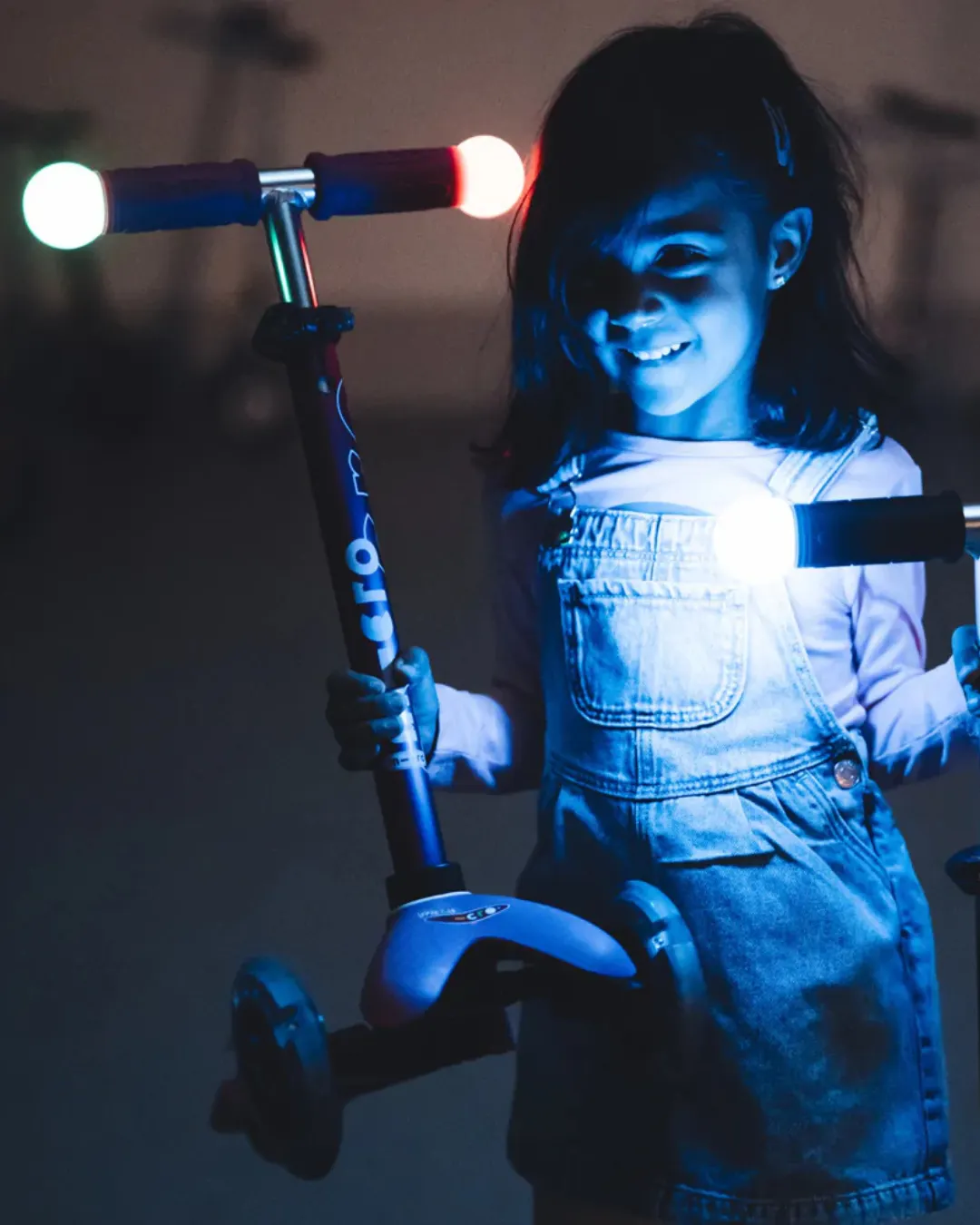 Micro - hulajnoga ze świecącymi kołami i rączkami Mini Micro Deluxe Magic LED Navy Blue