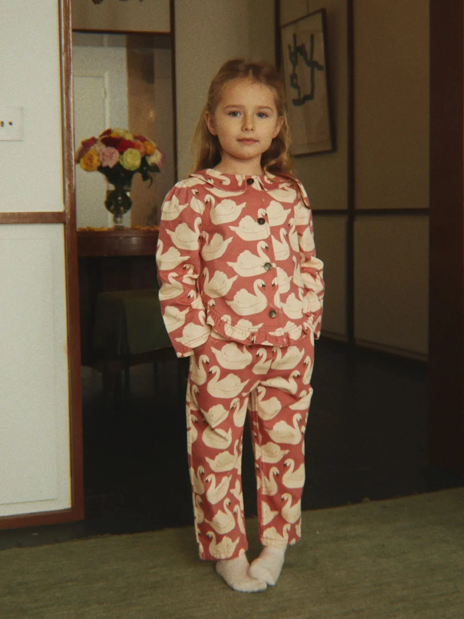 Konges Sløjd - dziecięce spodnie jeansowe Magot Frill Pants Swan Rose Konges Sløjd - dziecięce spodnie jeansowe Magot Frill Pants Swan Rose