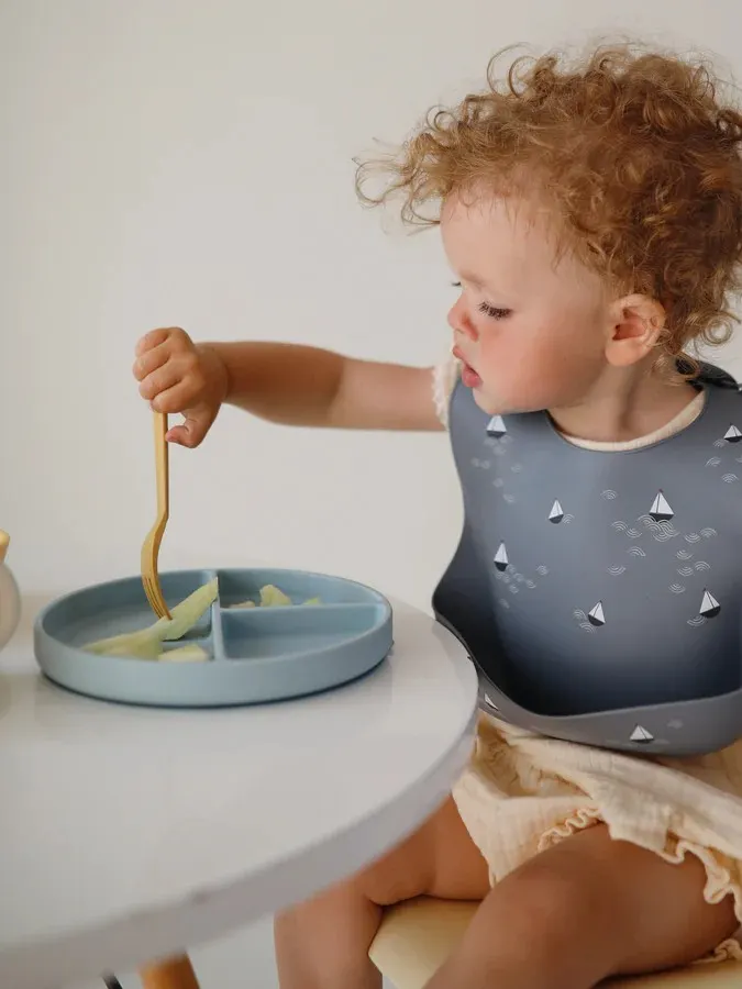 Mushie - talerzyk silikonowy z przyssawką Powder Blue