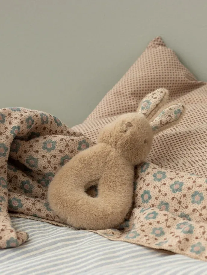 Maileg - zestaw prezentowy z grzechotką Królik - Cream peach Maileg - zestaw prezentowy z grzechotką Królik - Cream peach