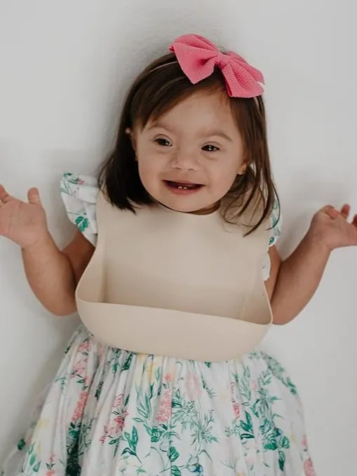 Mushie - śliniak silikonowy z kieszonką Shiffting Sand