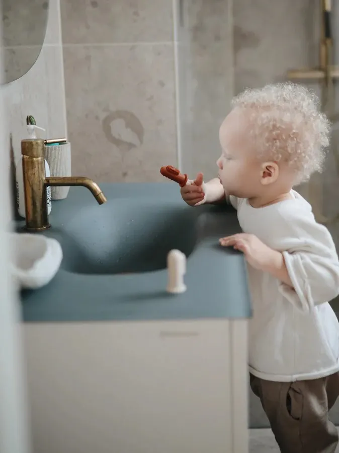 Mushie - pierwsza szczoteczka na palec Stone / Tradewinds