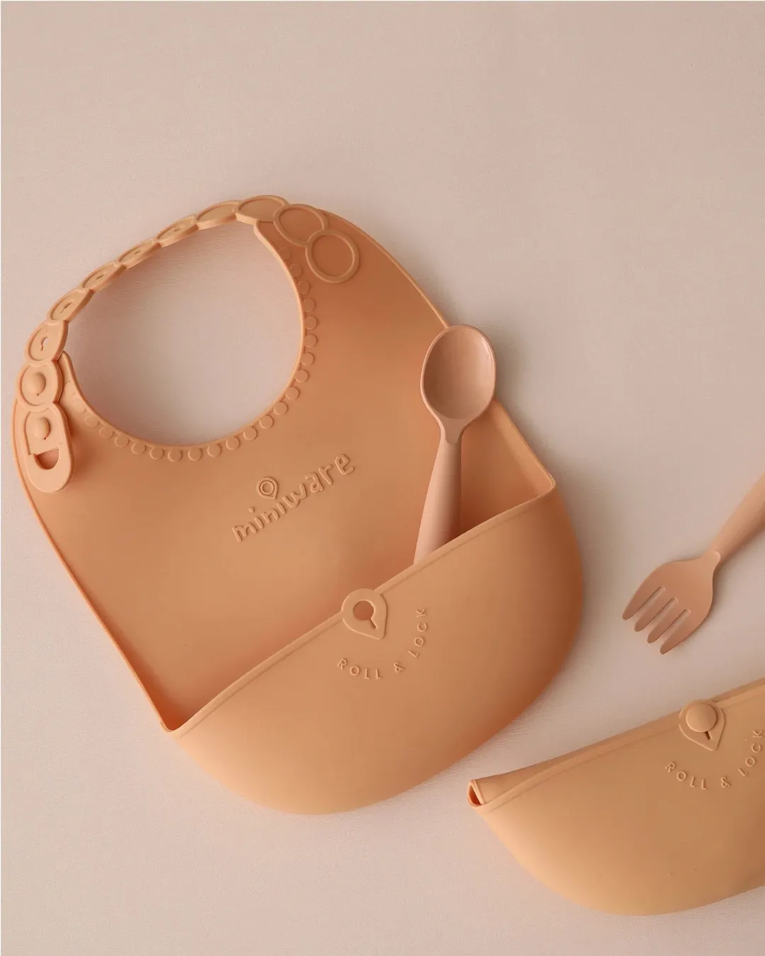 Miniware - silikonowy śliniak Roll & Lock Toffee Miniware - silikonowy śliniak Roll & Lock Toffee