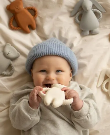 Moonie - gryzak niemowlęcy Miś z naturalnego kauczuku Sand Moonie - gryzak niemowlęcy Miś z naturalnego kauczuku Sand