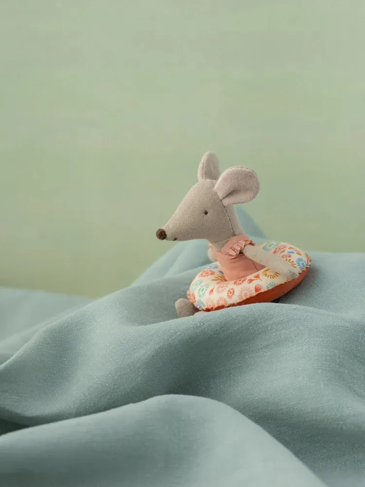 Maileg - myszka plażowa z pływakiem Mała siostra - Kwiat Maileg - myszka plażowa z pływakiem Mała siostra - Kwiat