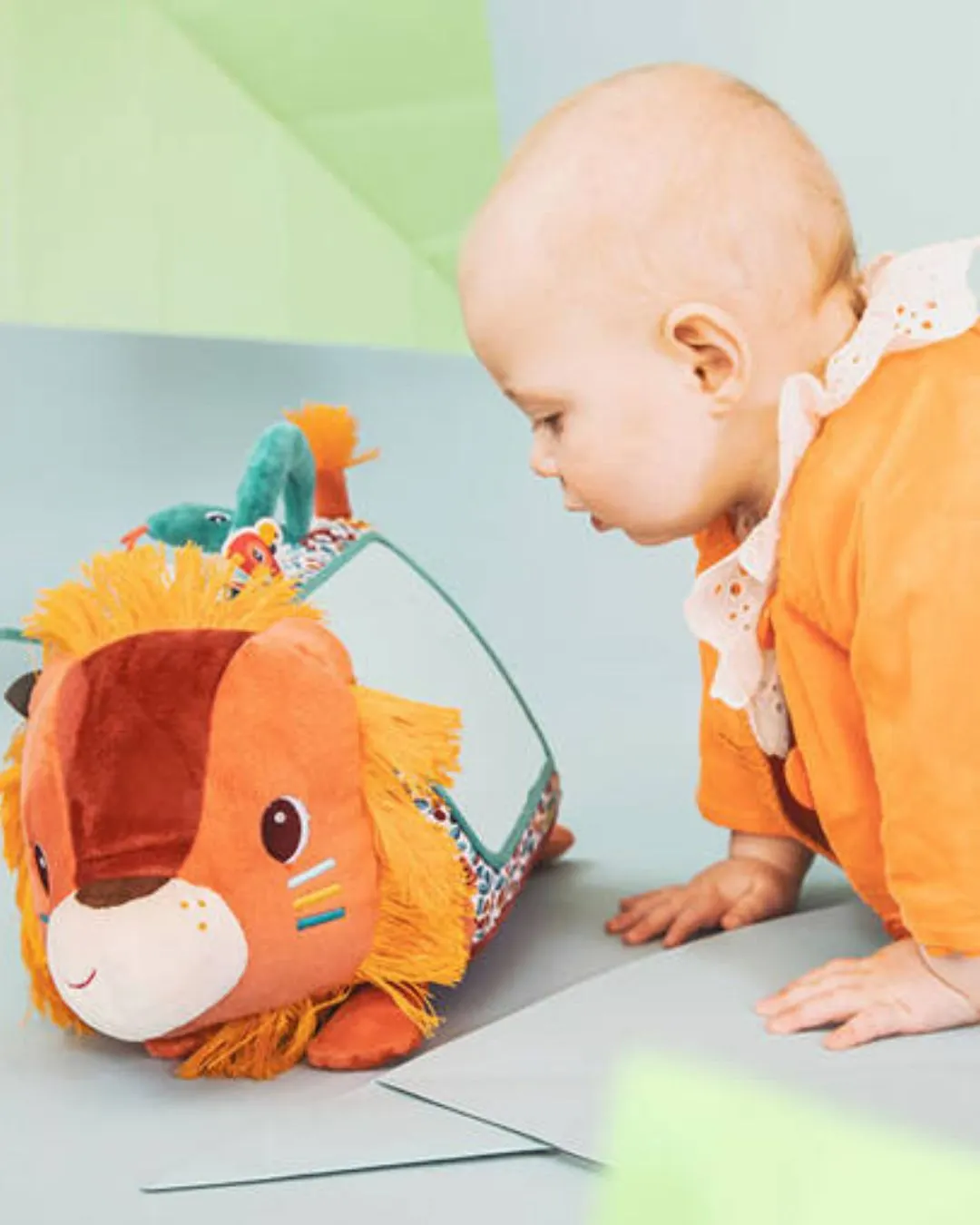 Lilliputiens - wielofunkcyjny trójkąt z lusterkiem Lew Jack 3 m+ Lilliputiens - wielofunkcyjny trójkąt z lusterkiem Lew Jack 3 m+