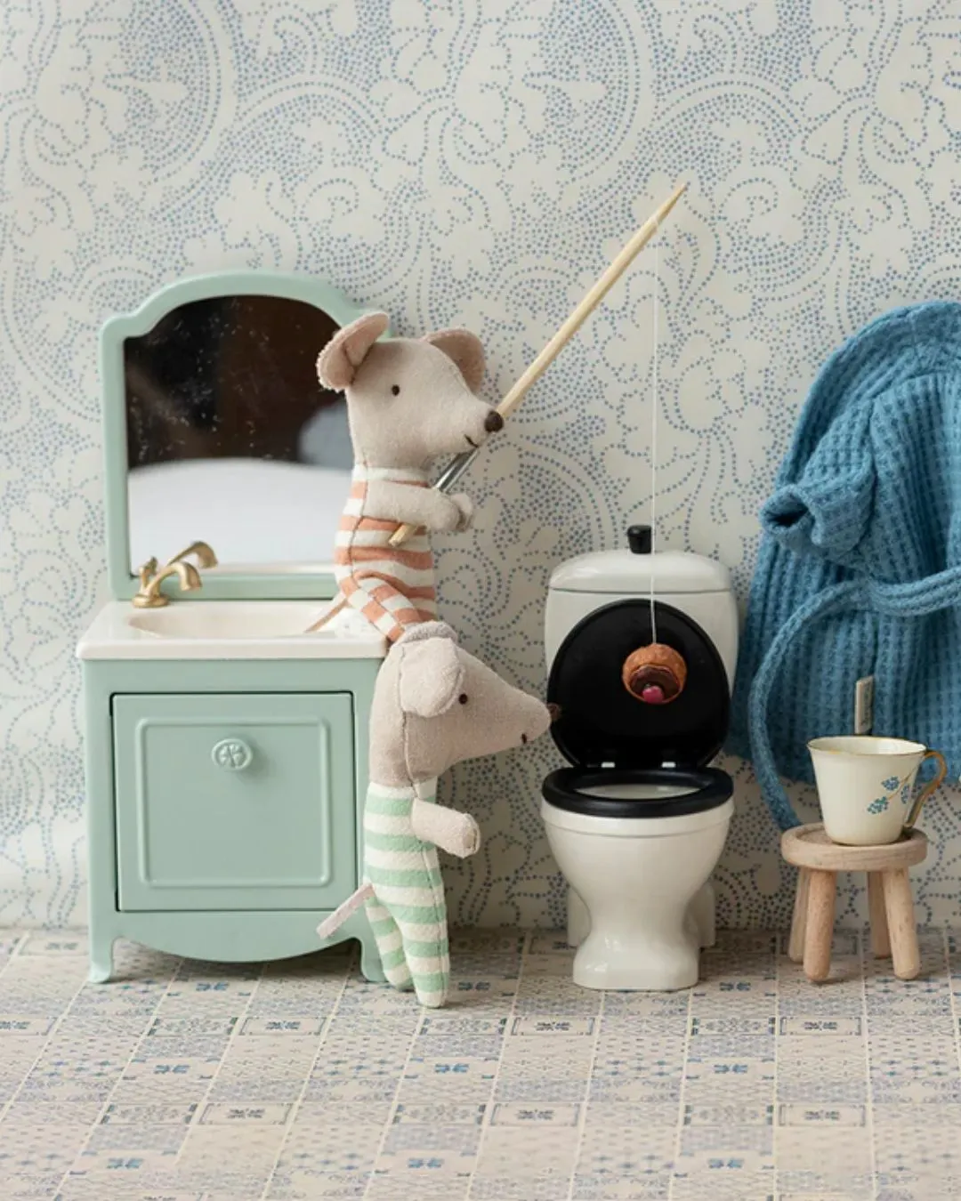 Maileg - szafka z umywalką i lustrem miętowa Maileg - szafka z umywalką i lustrem miętowa