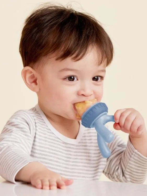 B.box - gryzak silikonowy do podawania pokarmu Błękit