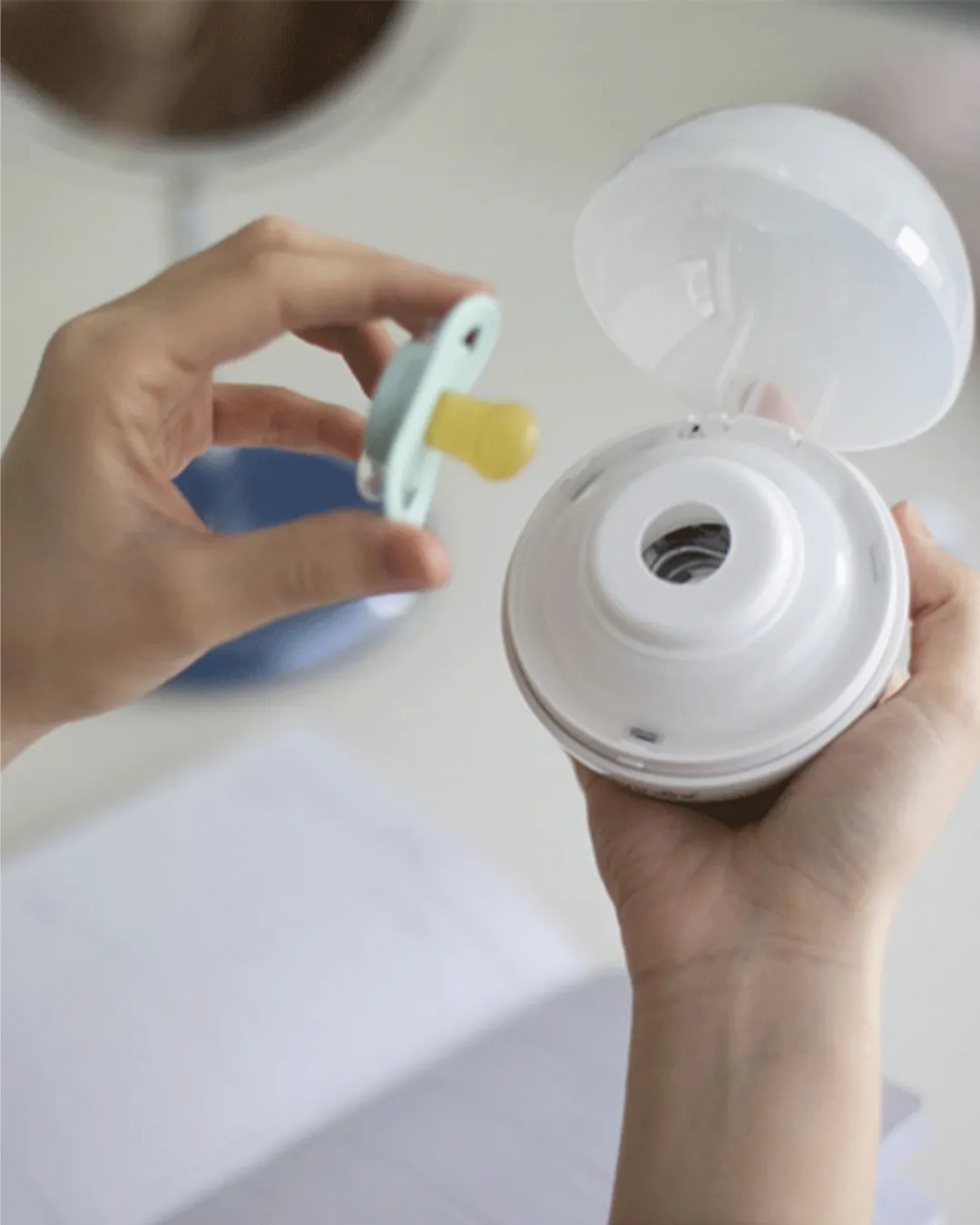 Suavinex - sterylizator do smoczków UV Duccio Wanderlust biały