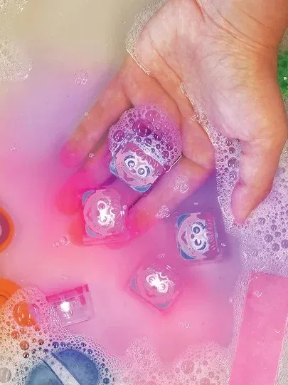 Glo Pals - kostki sensoryczne świecące w wodzie Abby Ulica Sezamkowa Glo Pals - kostki sensoryczne świecące w wodzie Abby Ulica Sezamkowa
