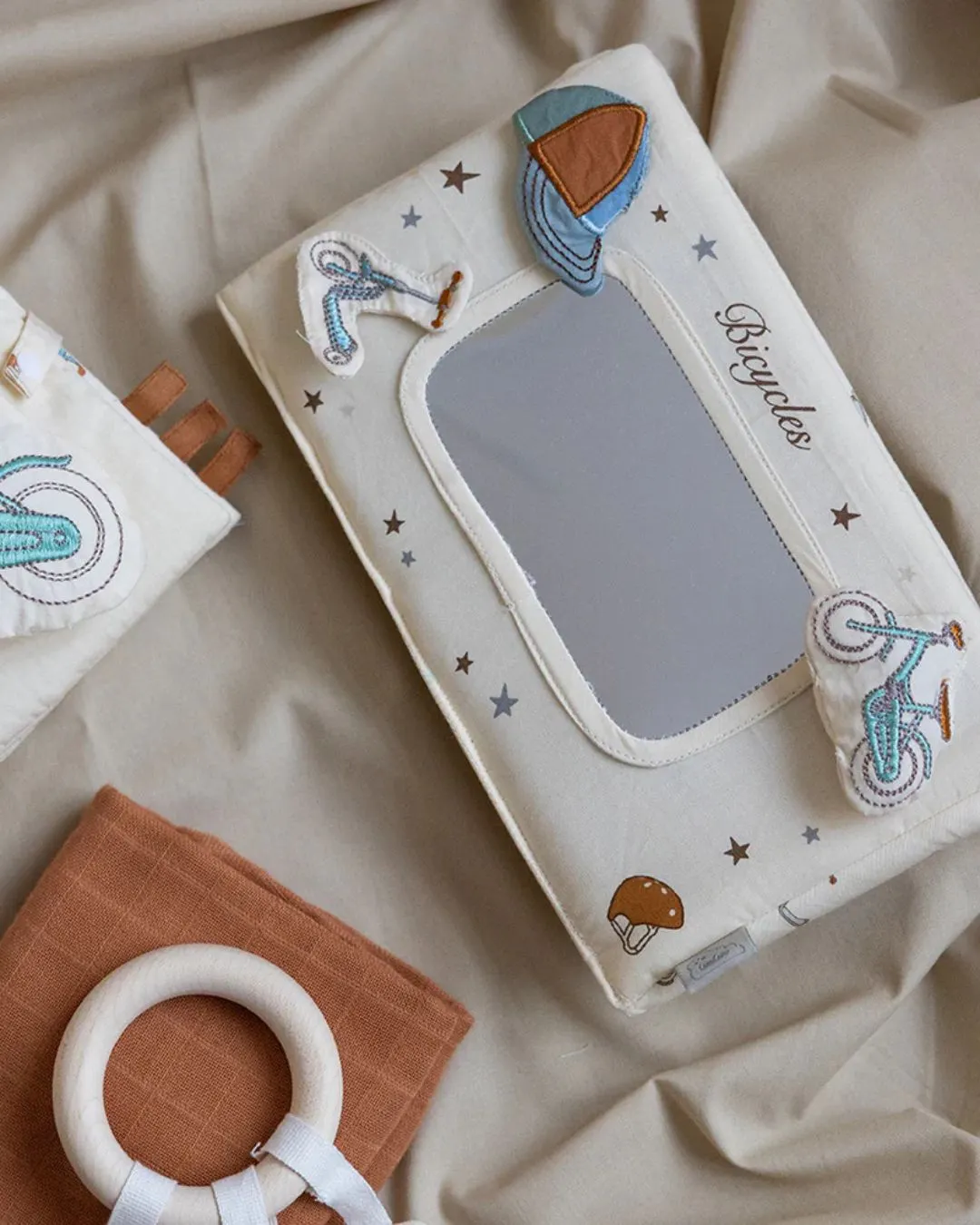 Cam Cam Copenhagen - zabawka lusterko do leżenia na brzuszku dla niemowląt Bicycles