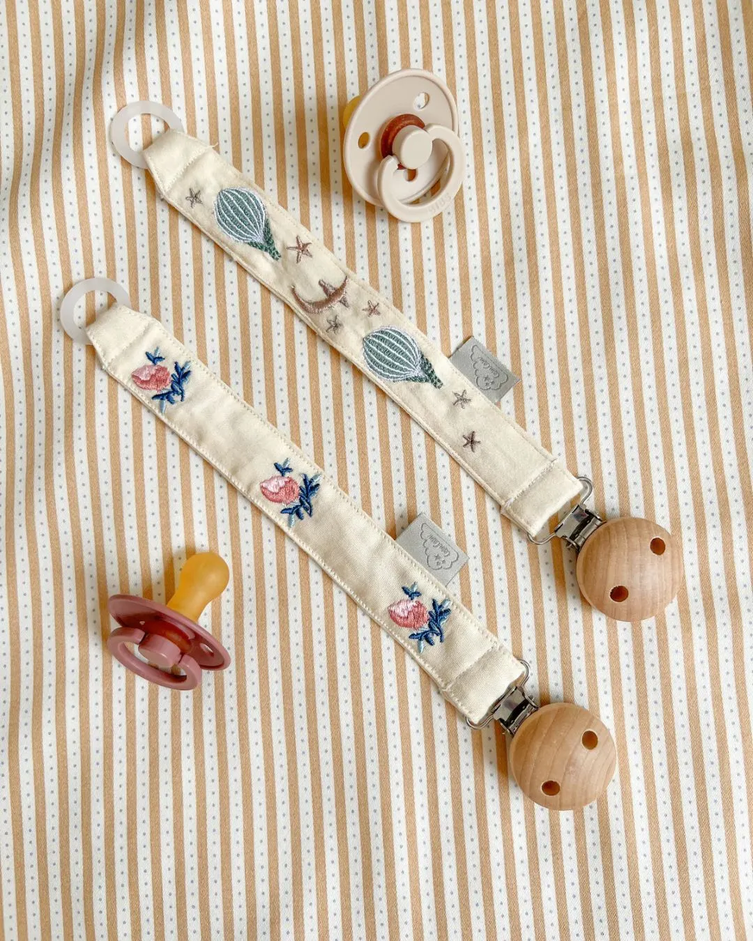 Cam Cam Copenhagen - zawieszka do smoczka dla niemowląt GOTS Dreamland Cam Cam Copenhagen - zawieszka do smoczka dla niemowląt GOTS Dreamland