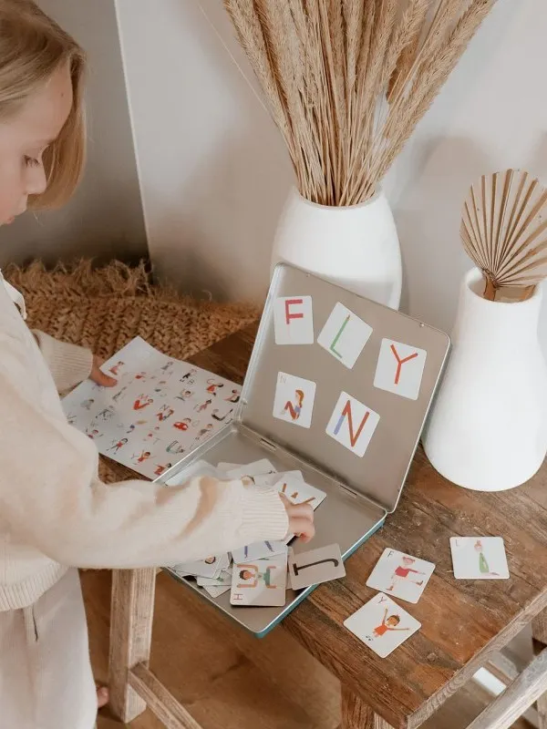 Buki - metalowe pudełko z magnesami i pozycjami jogi 