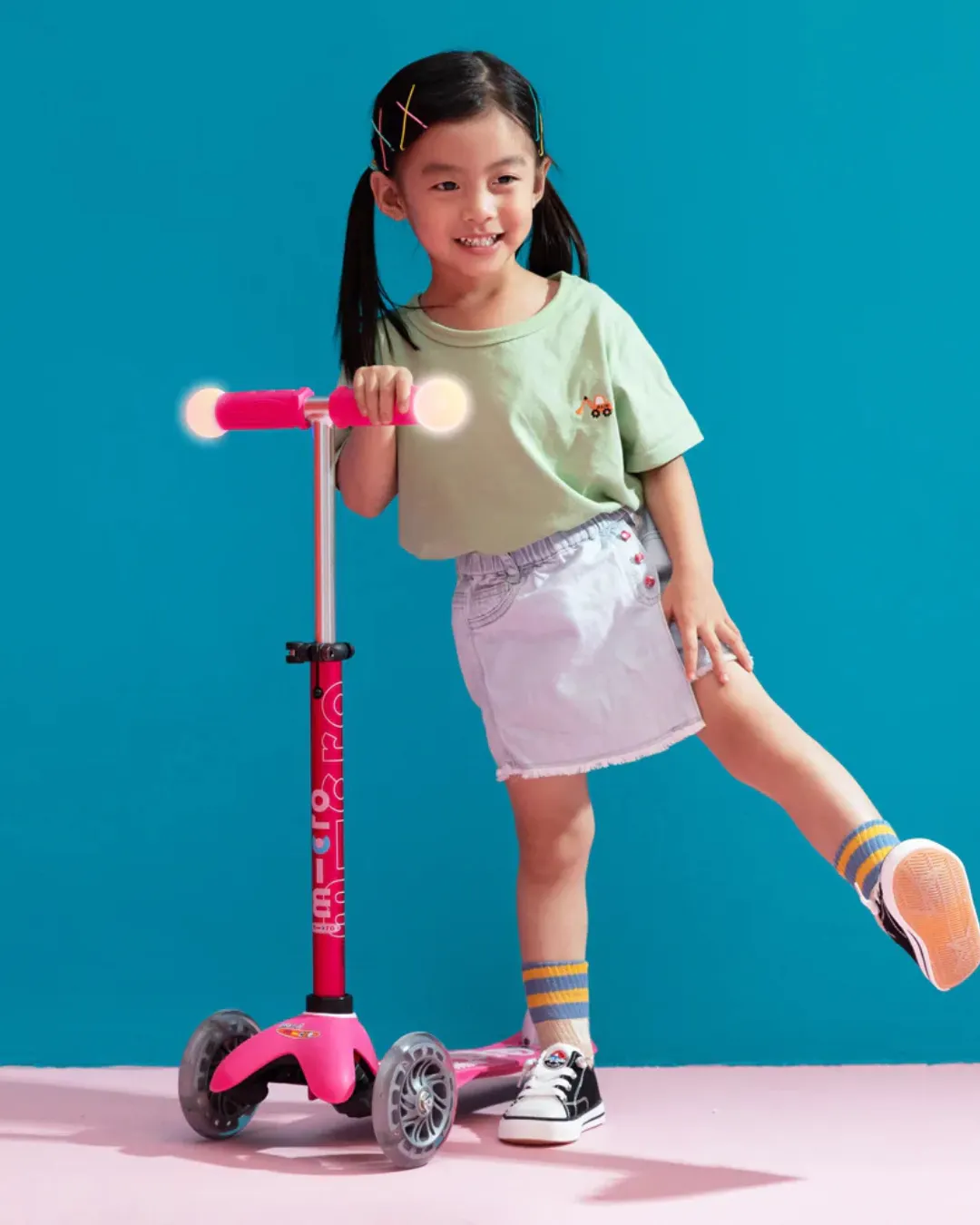 Micro - hulajnoga ze świecącymi kołami i rączkami Mini Micro Deluxe Magic LED Pink Micro - hulajnoga ze świecącymi kołami i rączkami Mini Micro Deluxe Magic LED Pink