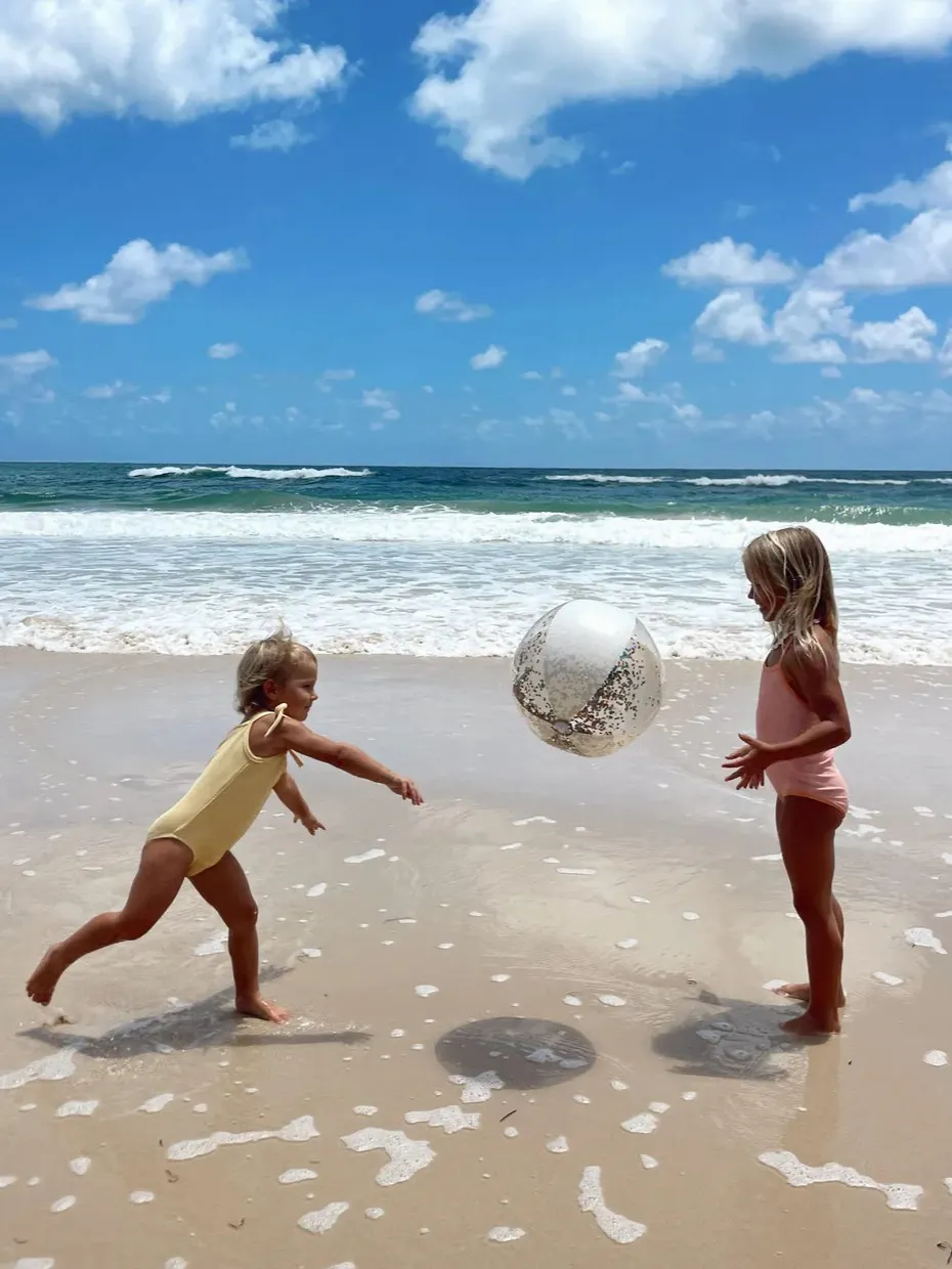 SUNNYLiFE - nadmuchiwana piłka plażowa z brokatem