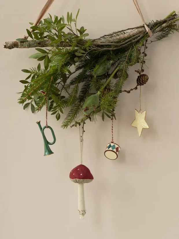 Maileg - bożonarodzeniowa dekoracja metalowa trąbka Dark Green Maileg - bożonarodzeniowa dekoracja metalowa trąbka Dark Green