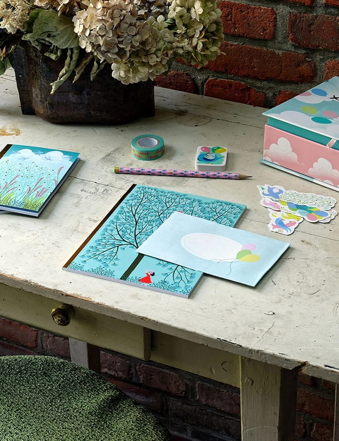 Djeco - zestaw papierniczy dla dzieci w kuferku Charlotte Djeco - zestaw papierniczy dla dzieci w kuferku Charlotte