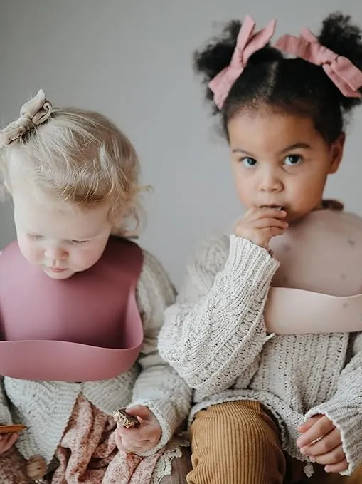 Mushie - śliniak silikonowy z kieszonką Blush