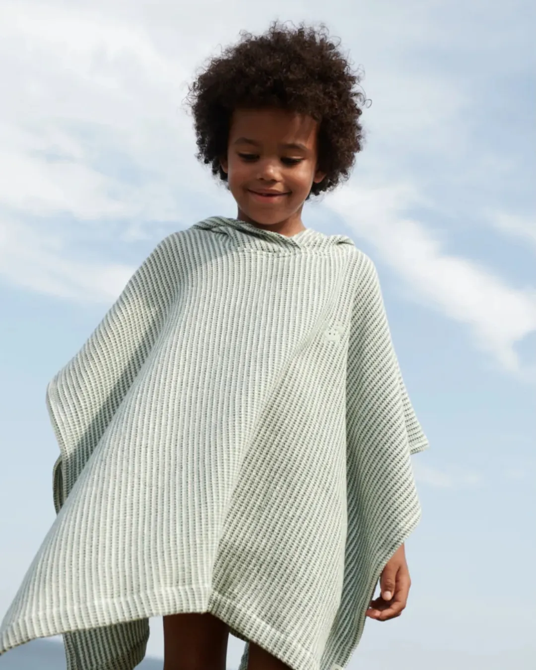 Ponczo kąpielowe z kapturem i haftem Liewood Paco stripe peppermint creme de la creme Ponczo kąpielowe z kapturem i haftem Liewood Paco stripe peppermint creme de la creme