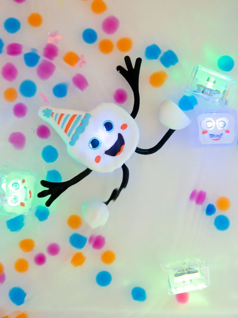 Glo Pals - zabawka do kąpieli kostki sensoryczne świecące w wodzie Party Pal Glo Pals - zabawka do kąpieli kostki sensoryczne świecące w wodzie Party Pal