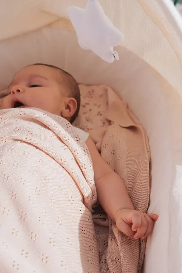 Bamboom - bambusowy kocyk niemowlęcy ażurowy 100x75 cm różowy Bamboom - bambusowy kocyk niemowlęcy ażurowy 100x75 cm różowy