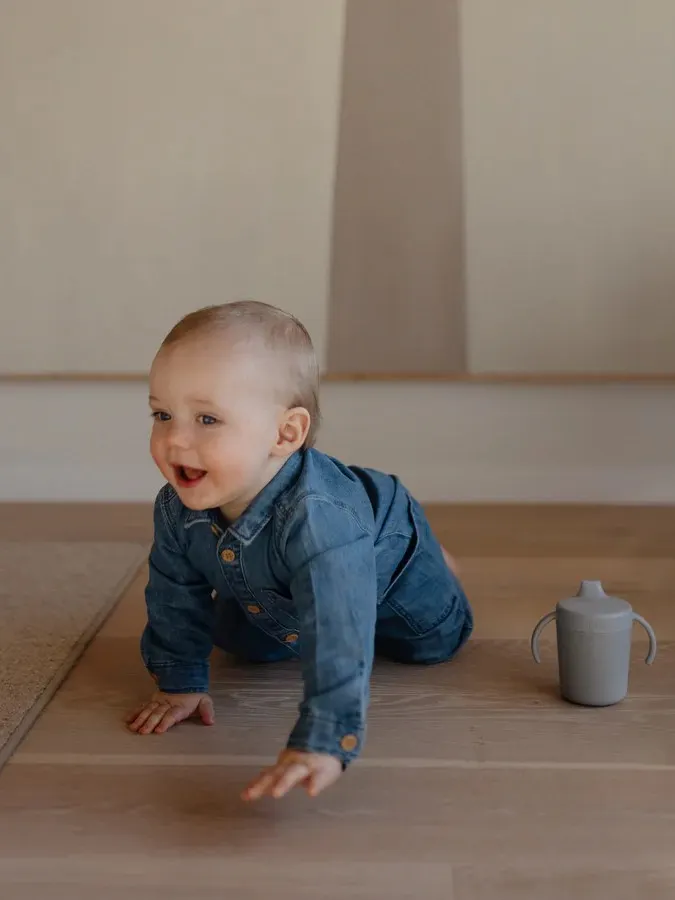 Mushie - kubek niekapek Smoke Mushie - kubek niekapek Smoke