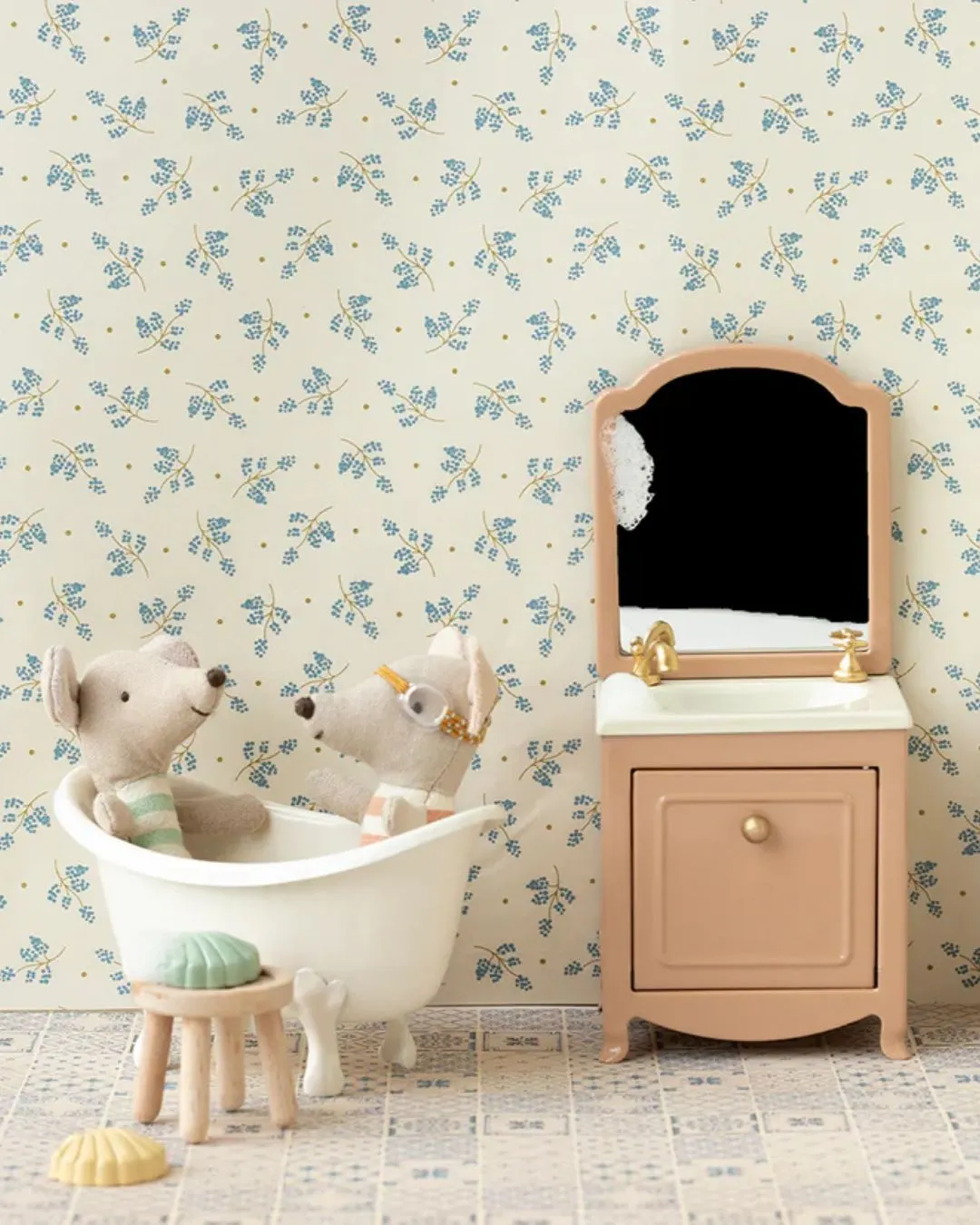 Maileg - szafka z umywalką i lustrem różowa Maileg - szafka z umywalką i lustrem różowa