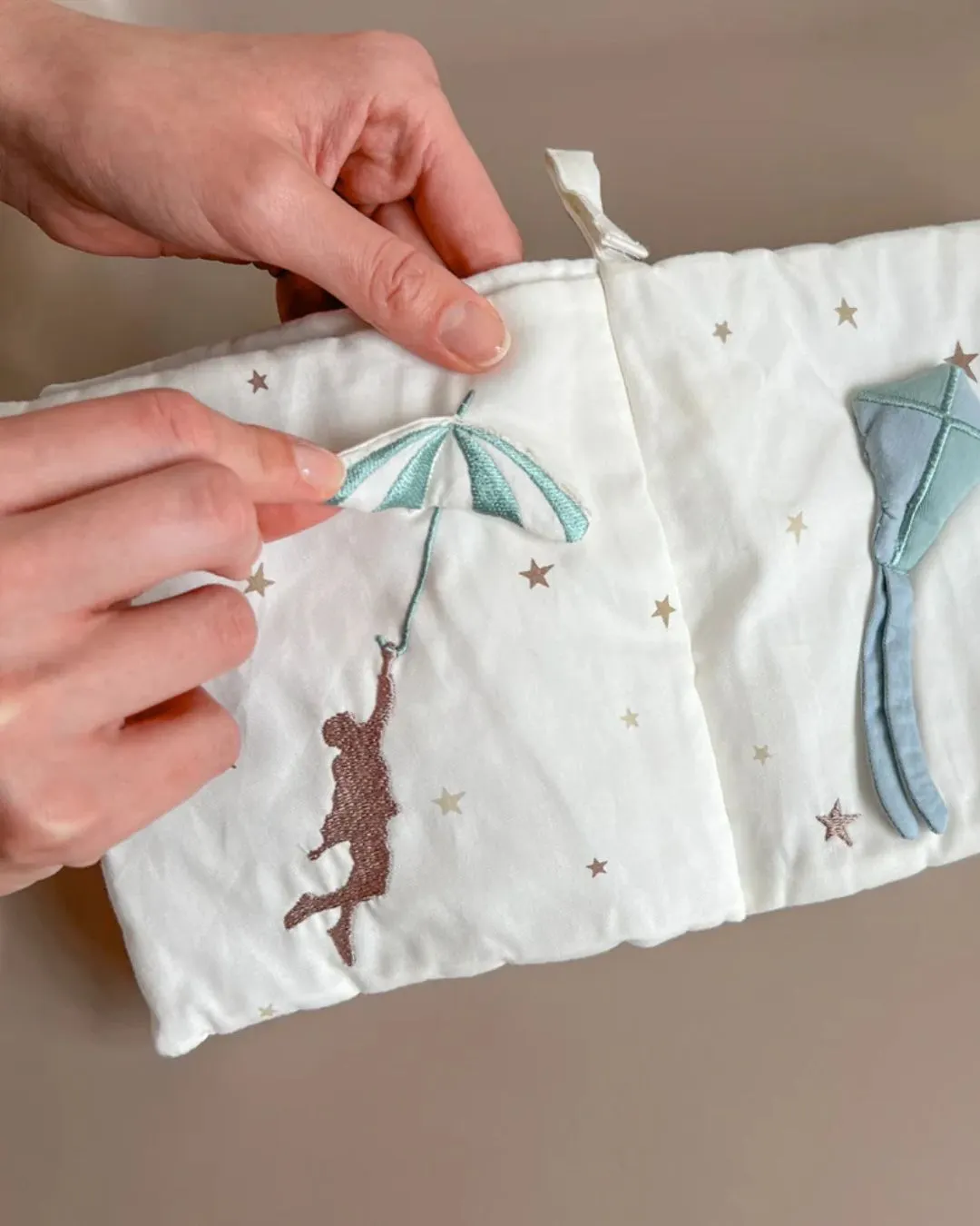 Cam Cam Copenhagen - książeczka sensoryczna dla niemowlaka OCS Dreamland