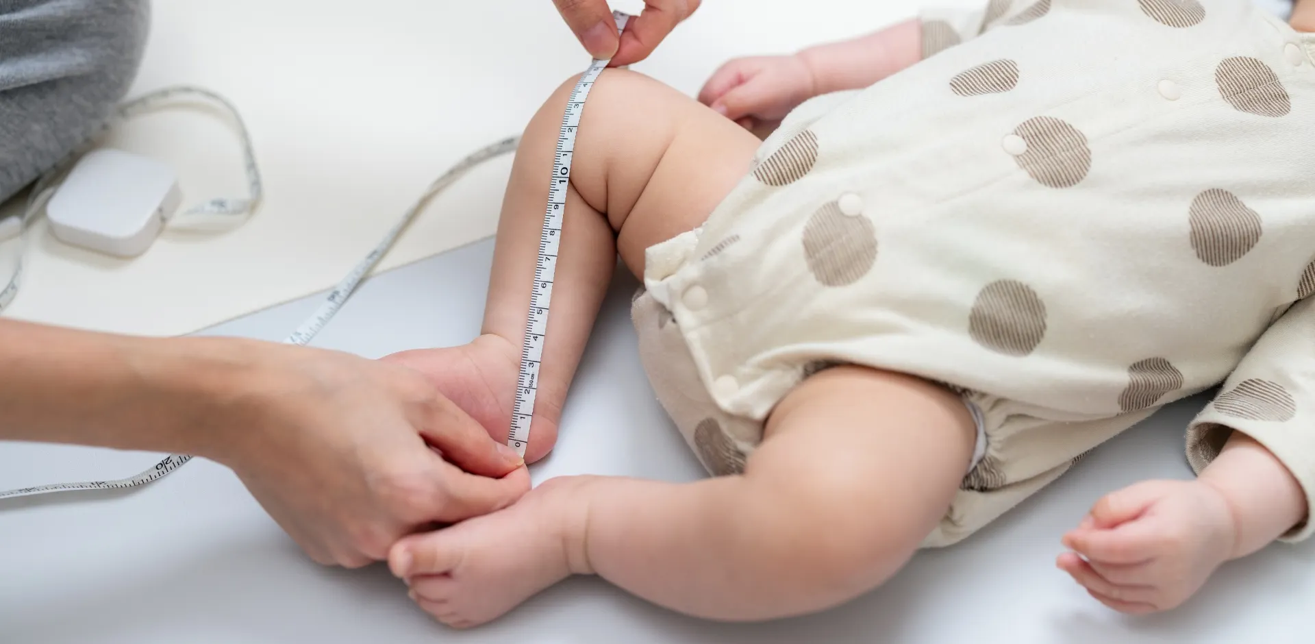 Jak zmierzyć noworodka? Jak dobrać odpowiednie ubranka?