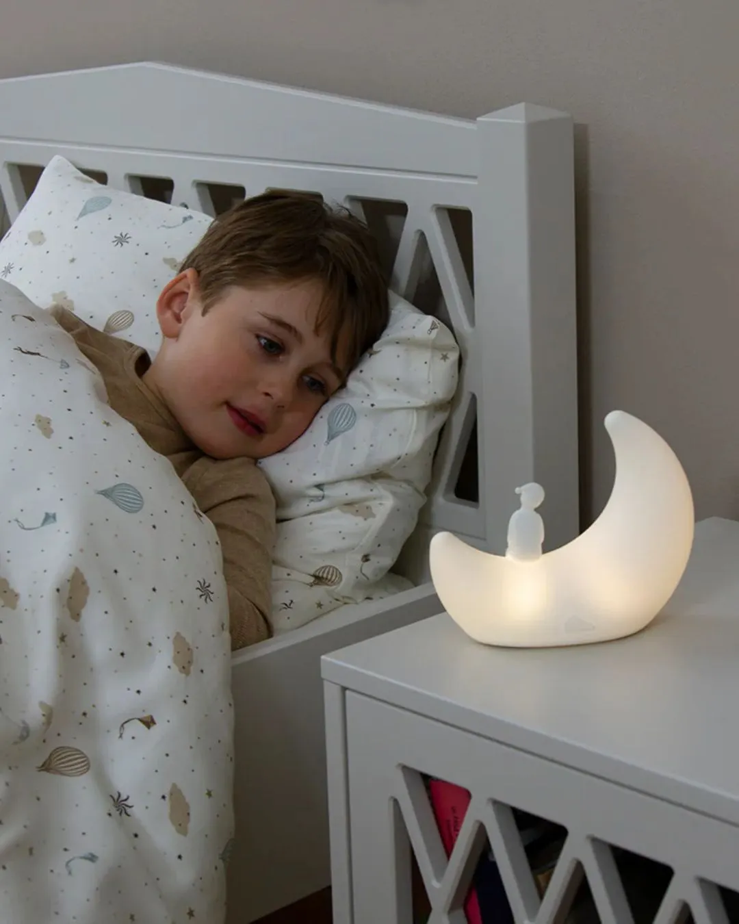 Cam Cam Copenhagen - lampka nocna dla dzieci Moon silikonowa biała Off White Cam Cam Copenhagen - lampka nocna dla dzieci Moon silikonowa biała Off White