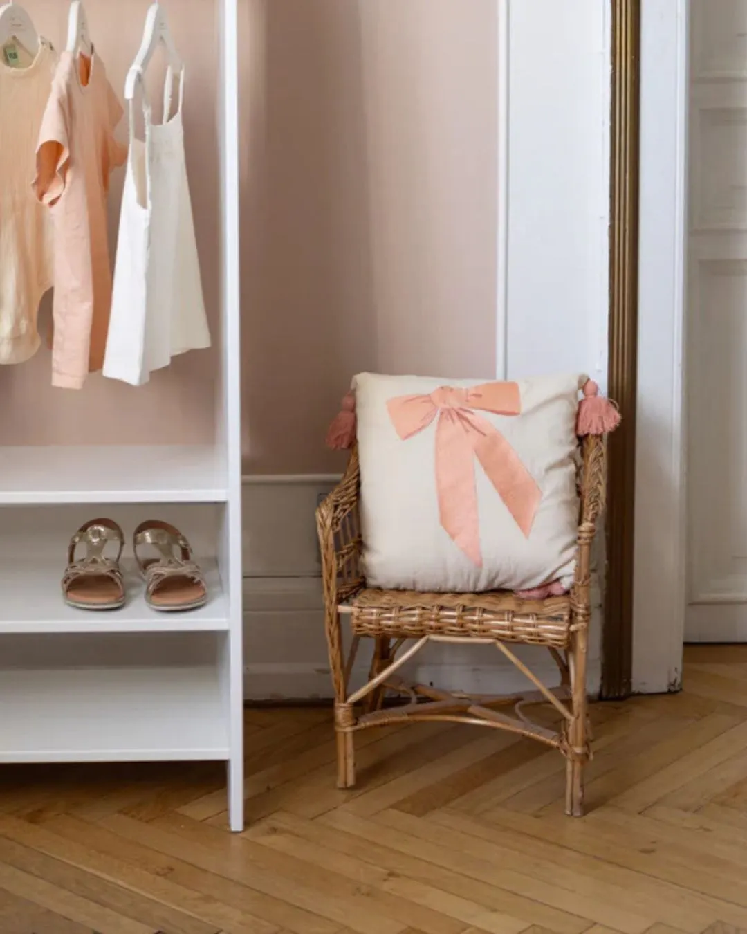 Cam Cam Copenhagen - poduszka haftowana z frędzlami OCS Bows