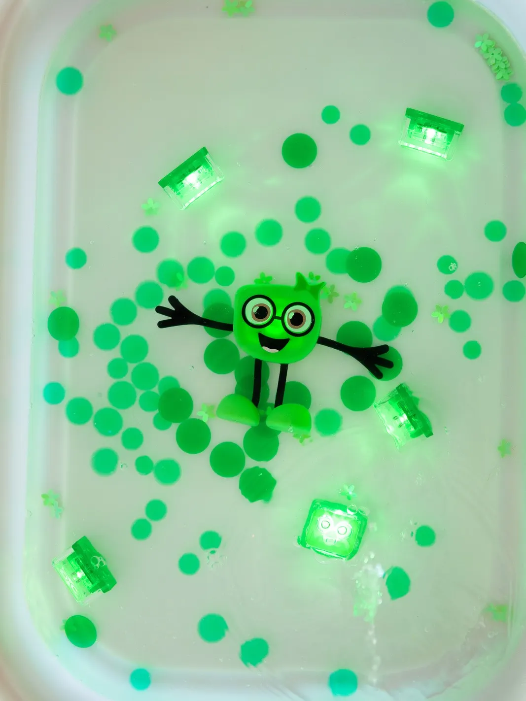 Glo Pals - zabawka do kąpieli Pippa z dwiema kostkami sensorycznymi świecącymi w wodzie Glo Pals - zabawka do kąpieli Pippa z dwiema kostkami sensorycznymi świecącymi w wodzie