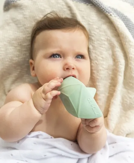 Oli&Carol - gryzak zabawka dla niemowląt do kąpieli Łódka Origami Mint Oli&Carol - gryzak zabawka dla niemowląt do kąpieli Łódka Origami Mint