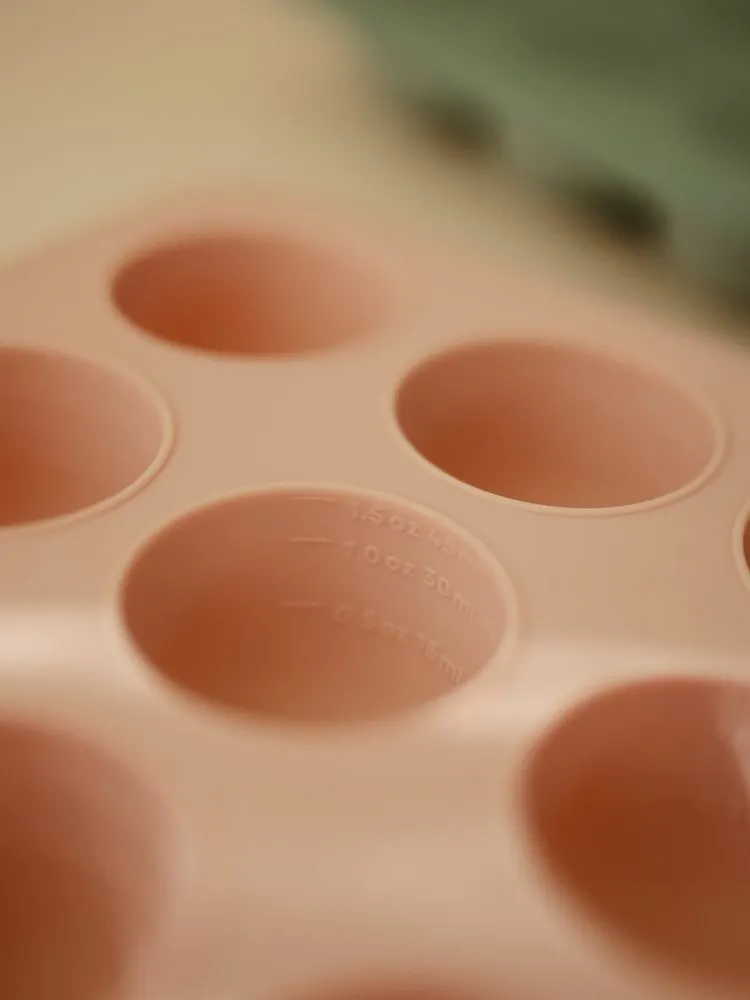 Mushie - silikonowa foremka do mrożenia przekąsek Blush Mushie - silikonowa foremka do mrożenia przekąsek Blush