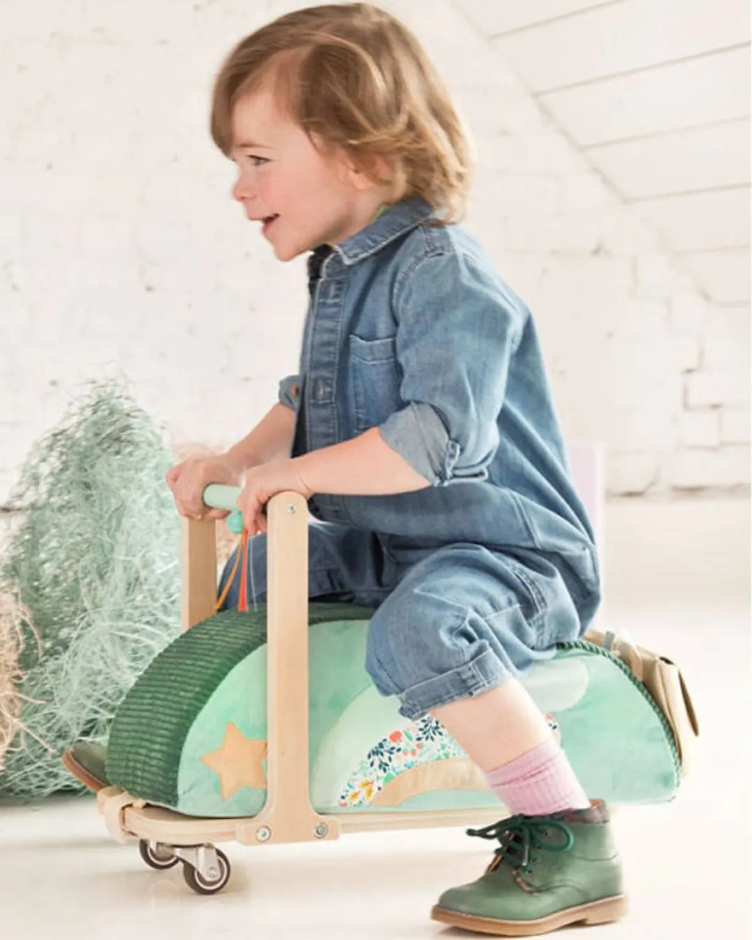 Lilliputiens - drewniany jeździk 2 w 1 z miękkim siedziskiem i torebką Smok Joe Lilliputiens - drewniany jeździk 2 w 1 z miękkim siedziskiem i torebką Smok Joe