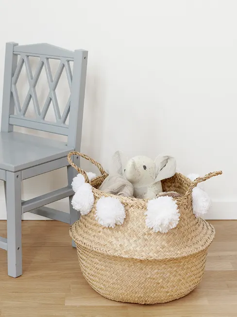 Cam Cam Copenhagen - kosz Belly Basket z białymi pomponami Cam Cam Copenhagen - kosz Belly Basket z białymi pomponami