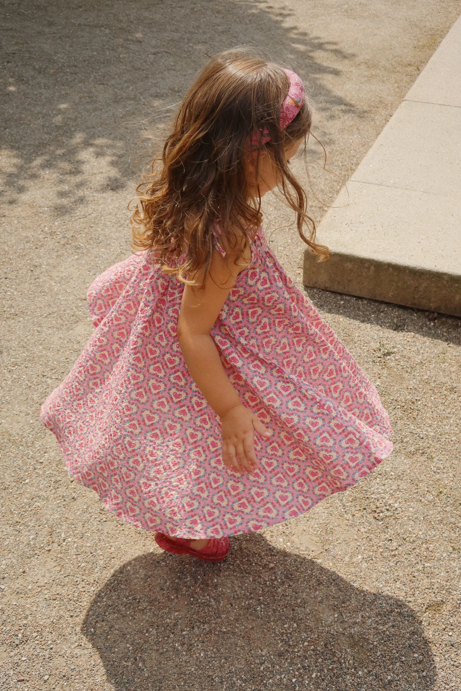 Konges Sløjd - sukienka dziecięca na ramiączkach Vivian Strap Dress GOTS Felice Rose