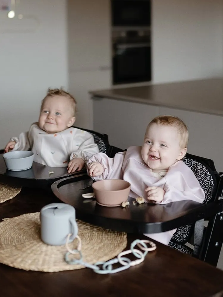 Mushie - śliniak wodoodporny z długim rękawem i kieszonką Rainbow