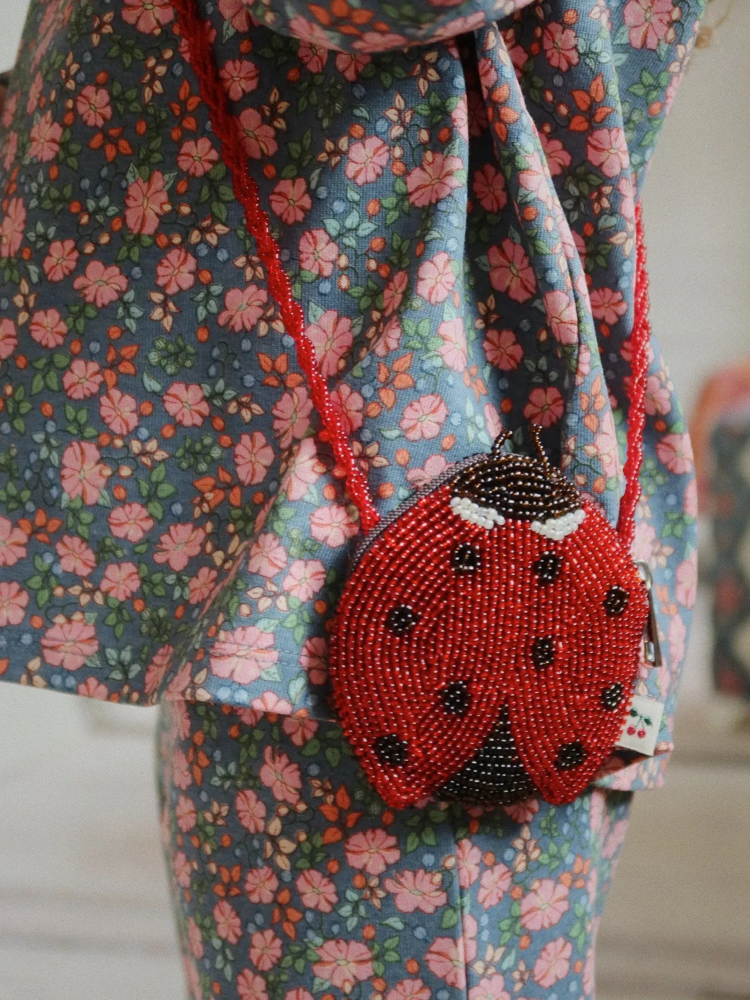 Konges Sløjd - wyszywana koralikami torebka Ladybug Konges Sløjd - wyszywana koralikami torebka Ladybug