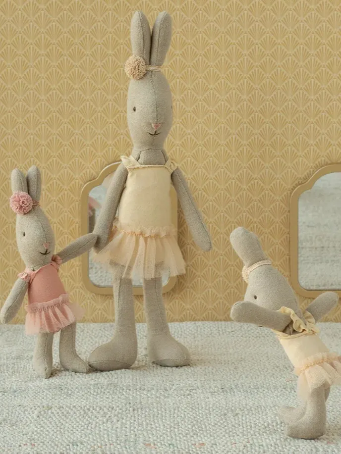 Maileg - królik Mikro w kremowym stroju baletowym i spódnicy