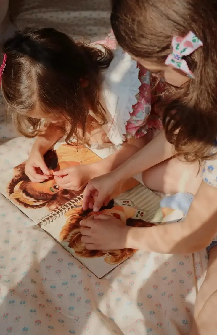 Konges Sløjd - książka z naklejkami dla dzieci Glam Me Up Sticker Book FSC Konges Sløjd - książka z naklejkami dla dzieci Glam Me Up Sticker Book FSC