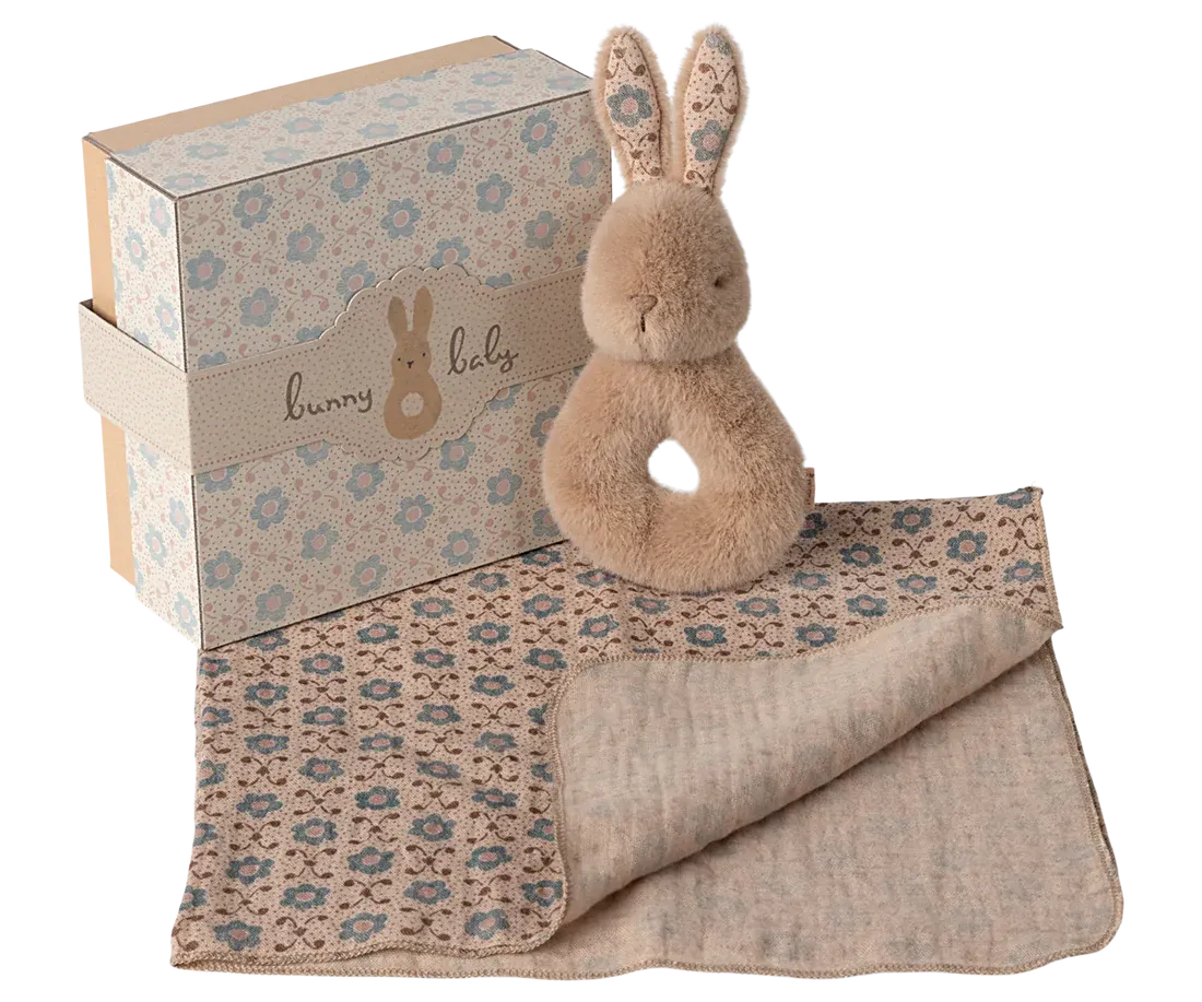 Maileg - zestaw prezentowy z grzechotką Królik - Cream peach Maileg - zestaw prezentowy z grzechotką Królik - Cream peach