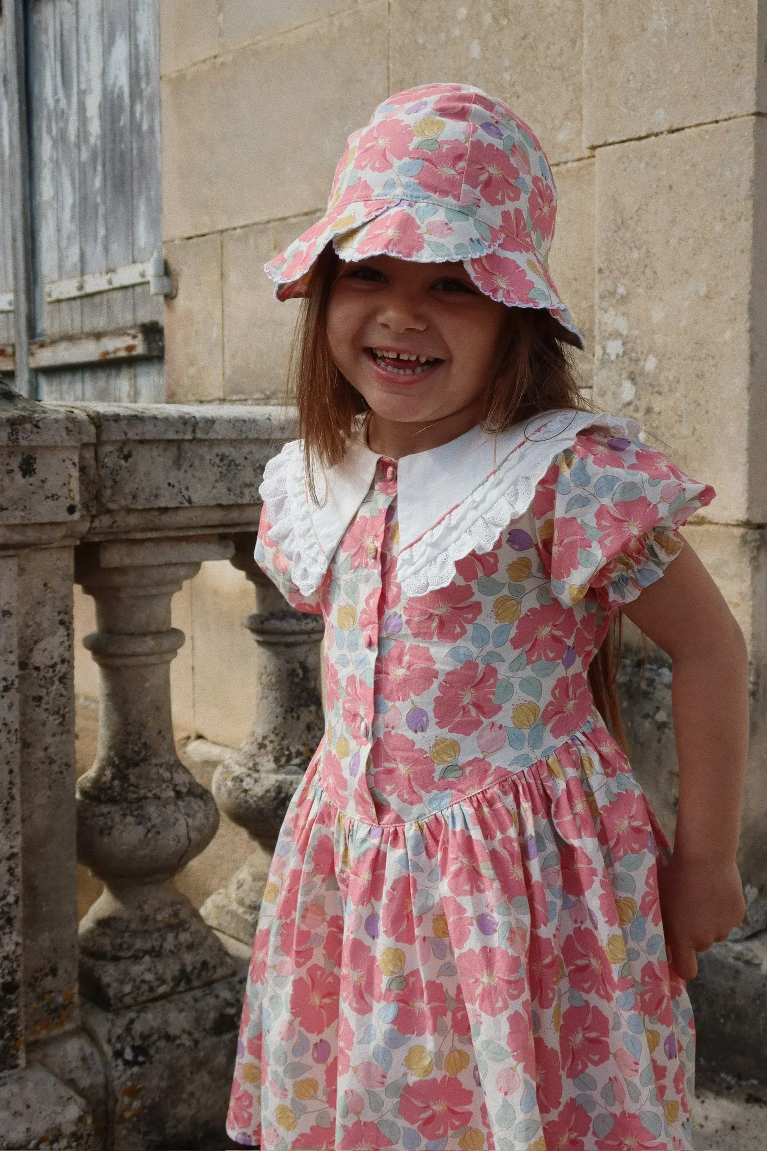 Konges Sløjd - kapelusz przeciwsłoneczny z falbanką Coeur Scallop GOTS Fleur Anglaise