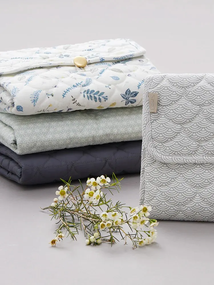 Cam Cam Copenhagen - pikowana mata do przewijania Navy