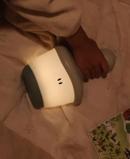 Beaba - lampka nocna LED przenośna z latarką Pixie 90h świecenia Beaba - lampka nocna LED przenośna z latarką Pixie 90h świecenia