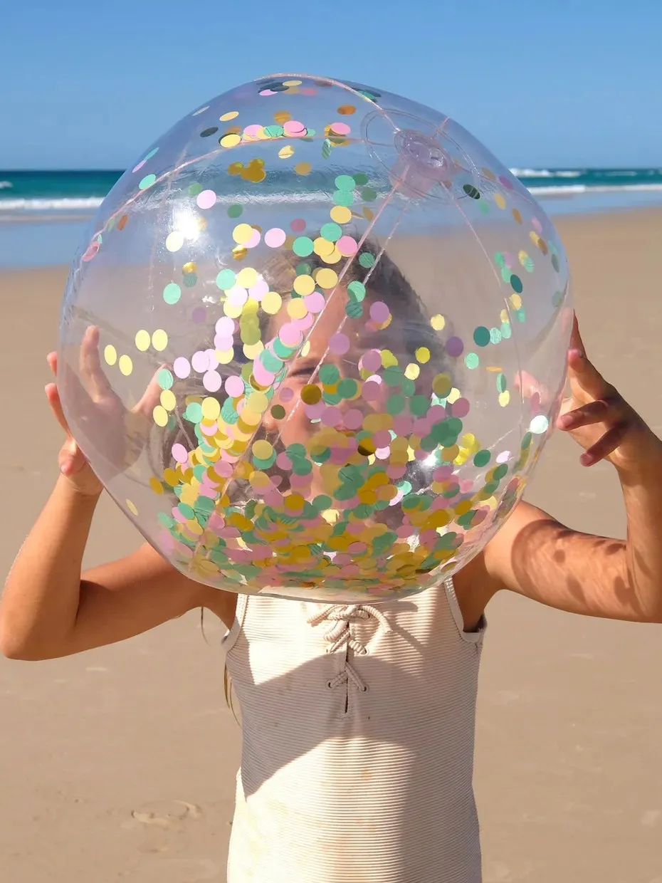 SUNNYLiFE - nadmuchiwana piłka plażowa z konfetti